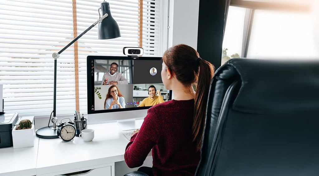 4K USB Webcam with Built-in Lighting and Privacy Cover J8440